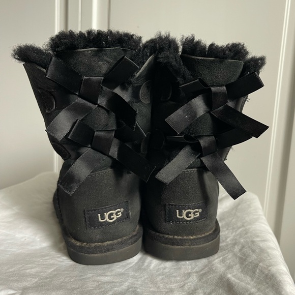 UGG Boots kids Bailey bow II Black Sz4 - Picture 1 of 9